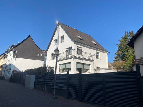 Straßenansicht mit Zaunanlage - Großes Grundstück mit 2 Wohnhäusern im Zentrum von Hadamar