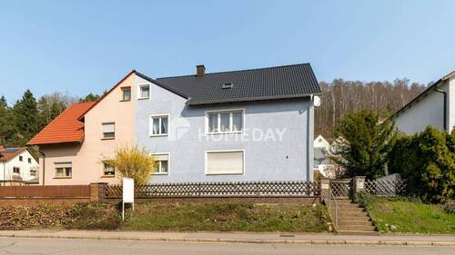 Außenansicht 1 - Attraktives Mehrfamilienhaus mit drei großzügigen Einheiten, Garagen und stabilem Mietverhältnis