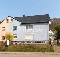 Attraktives Mehrfamilienhaus mit drei großzügigen Einheiten, Garagen und stabilem Mietverhältnis - Schwandorf