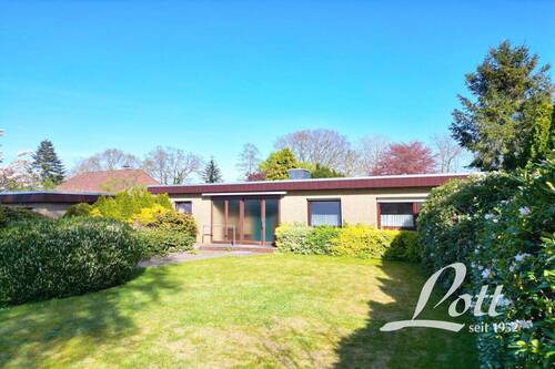 Straßenseitige Hausansicht - +++ Wohnen auf einer Ebene: Bungalow mit Garage und großem Garten in Ocholt +++