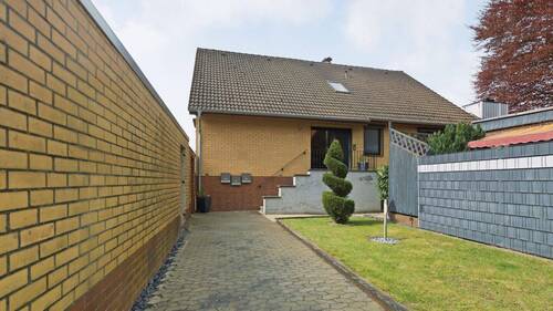 Vorderansicht - 9 Zimmer Mehrfamilienhaus, Wohnhaus zum Kaufen in Neustadt