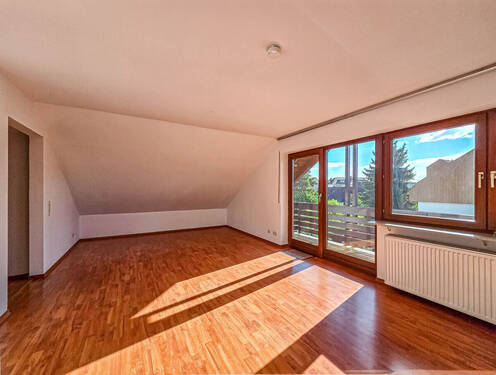 Wohnzimmer mit Ausgang auf den Balkon - 