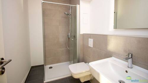 Bad mit Dusche - 