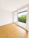 Wohnzimmer - Frisch renovierte 2-Zimmer-Wohnung mit großem Balkon, neuer Einbauküche und Aufzug in Innenstadtlage