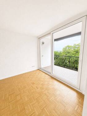 Wohnzimmer - Frisch renovierte 2-Zimmer-Wohnung mit großem Balkon, neuer Einbauküche und Aufzug in Innenstadtlage