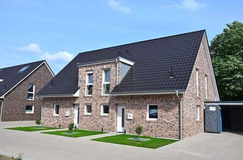 Eingangsansicht - Neuwertige Doppelhaushälfte mit Carport, Einbauküche und geschützt liegendem Gartenbereich mit Terrasse in Bad Zwischenahn- zentrumsnah