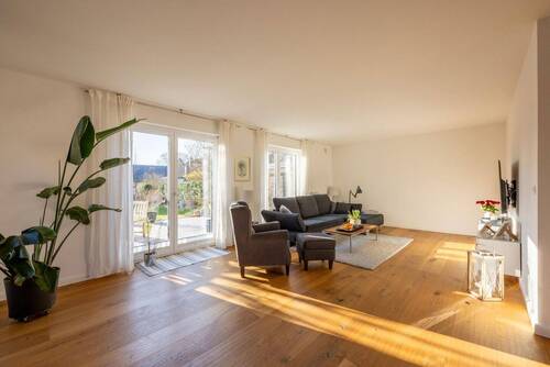 Helles Wohnzimmer mit Platz! - 