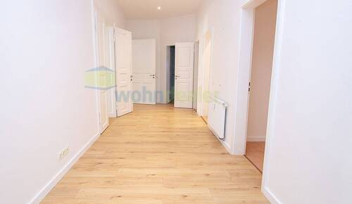 Diele mit weitläufigem Eingangsbereich und praktischen Stellflächen für Garderobe und Möbel - 