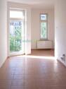 Helle Küche mit viel Platz, Tageslicht und direktem Zugang zum Balkon - 