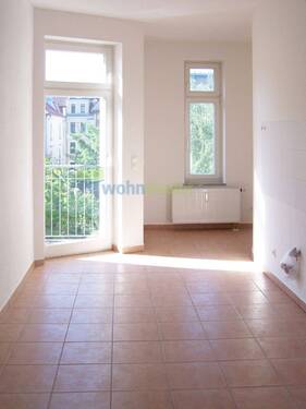 Helle Küche mit viel Platz, Tageslicht und direktem Zugang zum Balkon - 