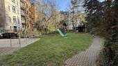 Gartenansicht mit Spielmöglichkeiten - 