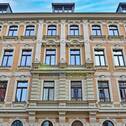 Repräsentative Gründerzeitfassade mit beeindruckenden architektonischen Details - 4 Zimmer Etagenwohnung in Leipzig
