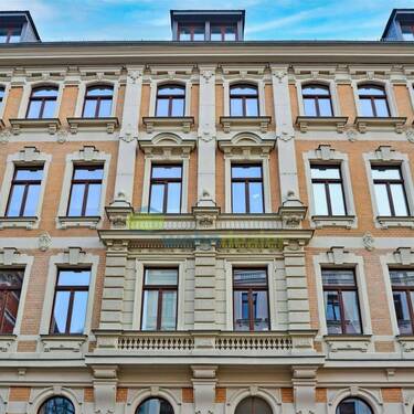 Repräsentative Gründerzeitfassade mit beeindruckenden architektonischen Details - 4 Zimmer Etagenwohnung in Leipzig