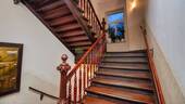 gepflegtes Treppenhaus mit Stuckelementen - 