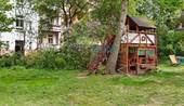 Gepflegter Innenhof mit viel Grün - 