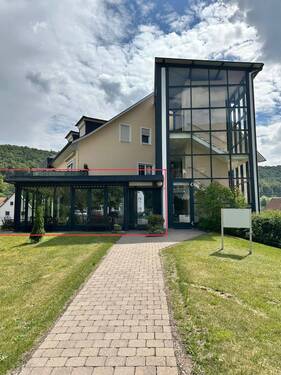Außenansicht - Vielseitig nutzbare Gewerbeeinheit mit großzügigem Hauptraum, Büro und Terrasse