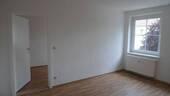 Wohnzimmer, Tür zum 2. Schlafzimmer - Etagenwohnung mit 60,60 m² in Schenkendöbern zur Miete