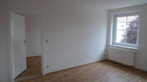 Wohnzimmer, Tür zum 2. Schlafzimmer - Etagenwohnung mit 60,60 m² in Schenkendöbern zur Miete