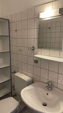 Bad mit Dusche + WC - 