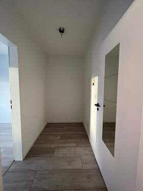 Flur mit Türe zum Bad - 