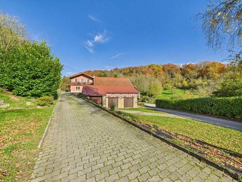 Zufahrt Mietwohnungen - Mehrfamilienhaus mit 3 Parteien und Ferienwohnung! Grenznah zu Luxemburg