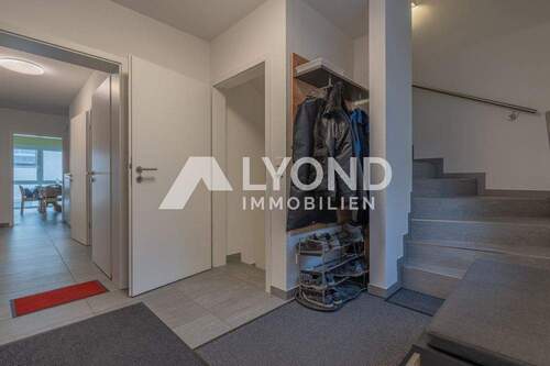 Bild 2 - Junges Baujahr! Modernes Zweifamilienhaus in Warstein, mit beheiztem Innenpool!