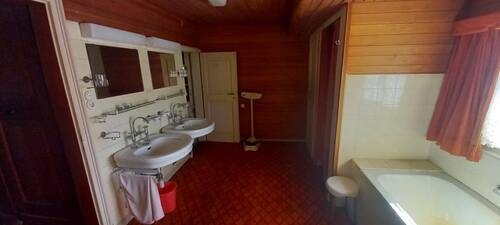 Badezimmer mit Doppelwaschbecken - 