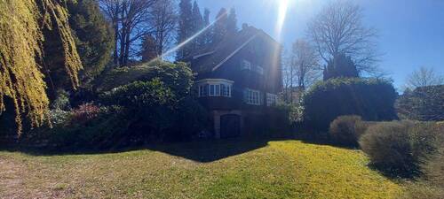 Hausansicht mit Vorplatz - 8 Zimmer Einfamilienhaus in Bad Herrenalb