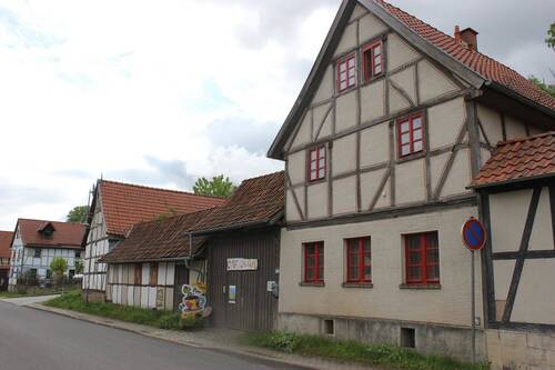 Ansicht von der Straße - 1 Zimmer Mehrfamilienhaus, Wohnhaus zum Kaufen in Helbedündorf
