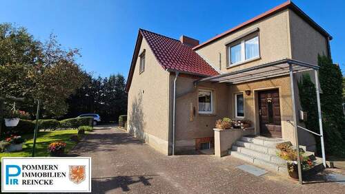 Hofseite u. Zufahrt!.jpg - Haus mit Garten, Garagen und viel Platz am Stadtrand!
