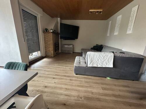 Wohnzimmer EG mit Kamin und Balkon - 