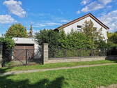 Straßenansicht mit Garage - 7 Zimmer Mehrfamilienhaus, Wohnhaus zum Kaufen in Berlin Mahlsdorf