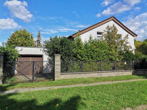 Straßenansicht mit Garage - 7 Zimmer Mehrfamilienhaus, Wohnhaus zum Kaufen in Berlin Mahlsdorf