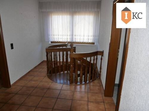 Flur mit Treppe zum Haus 2 - 