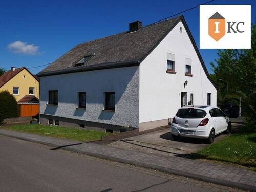 Vorderansicht mit Blick auf den 1. Eingang - 9 Zimmer Mehrfamilienhaus, Wohnhaus zum Kaufen in Waldweiler