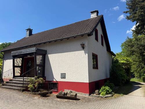 Hausansicht - Wohnen im Grünen und trotzdem zentral! Modernisiert, Kamin, Sauna u.v.m