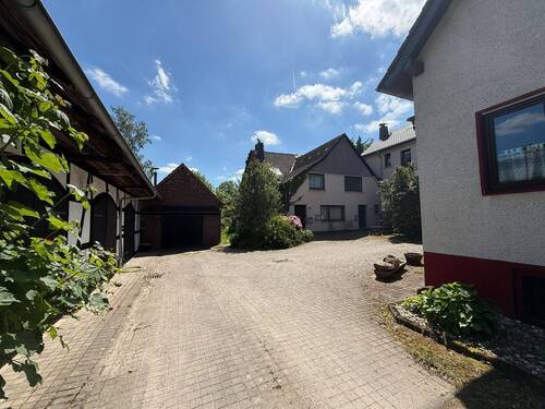 Zufahrt - Einfamilienhaus mit 174,00 m&sup2; in Bergisch Gladbach zum Kaufen
