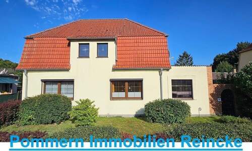 Ansicht Straßenseite West!.jpg - Haus am Dorfrand mit viel Platz in Haus, Hof, Nebengebäuden und Garten!