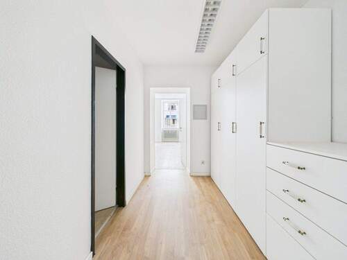 Flur mit Einbauschrank - 