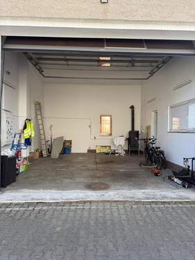 Hauptgarage (höher als 4m) mit Sektionaltor - 