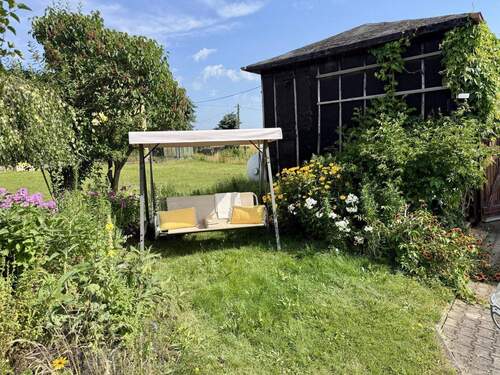 Staudenbeet mit Schuppen - 