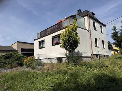 vordere Ansicht mit großer Terrasse - 4 Zimmer Mehrfamilienhaus, Wohnhaus in Limbach