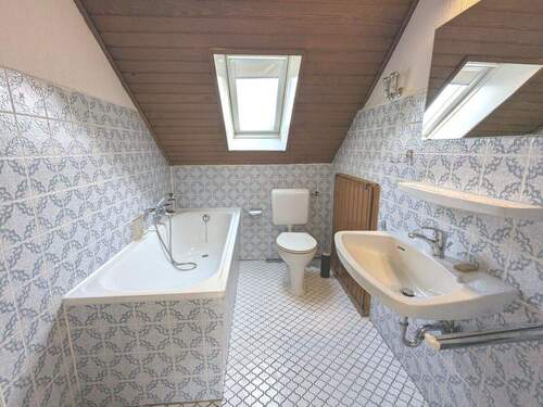 Badezimmer im Dachgeschoss - 