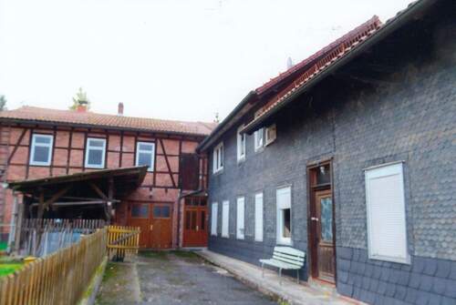 Wohnhaus mit Hof - 