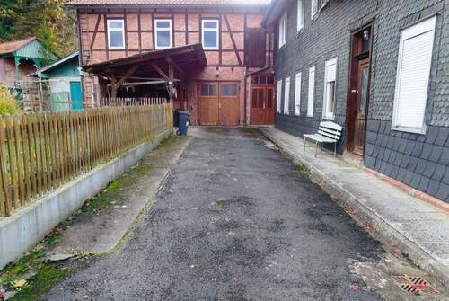 Hof m.WH rechts u.Blick auf Garage - 