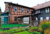 Blick vom Garten aufs Haus u. ehem.Gewerbegebäude - 