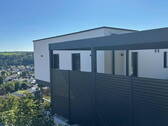 links mit Carport - 