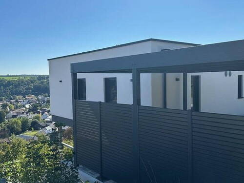 links mit Carport - 