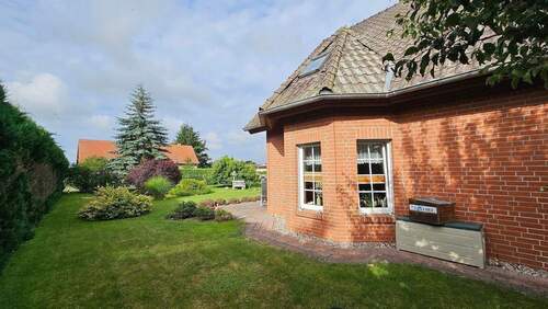 Seitenansicht OSO, Vorgarten.jpg - Anklam in Sichtweite! Haus am Dorfrand für die ganze Familie!