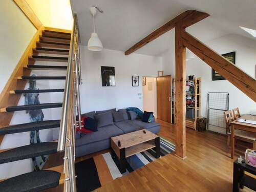 Treppenaufgang im Wohnzimmer - Charmante Dachgeschoss-Maisonette-Wohnung in KA-Mühlburg